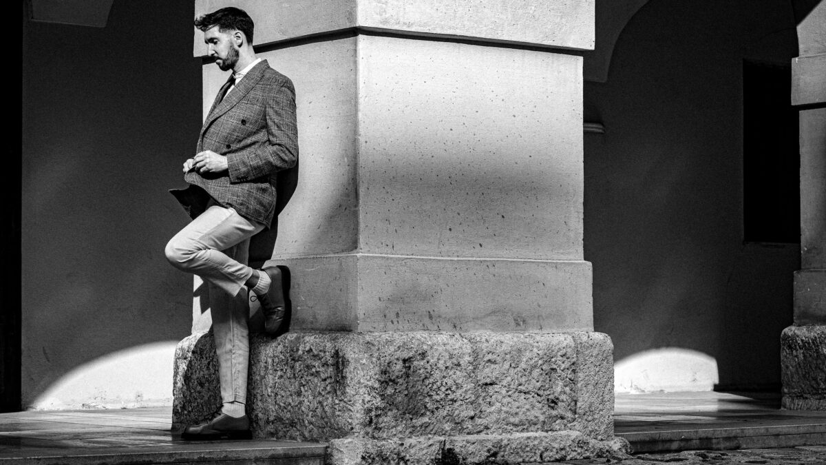 Poznaj odwieczne zasady stylu! Dowiedz się, jak wykorzystać techniki stylistyczne i uniwersalne zasady mody, by zawsze wyglądać elegancko.