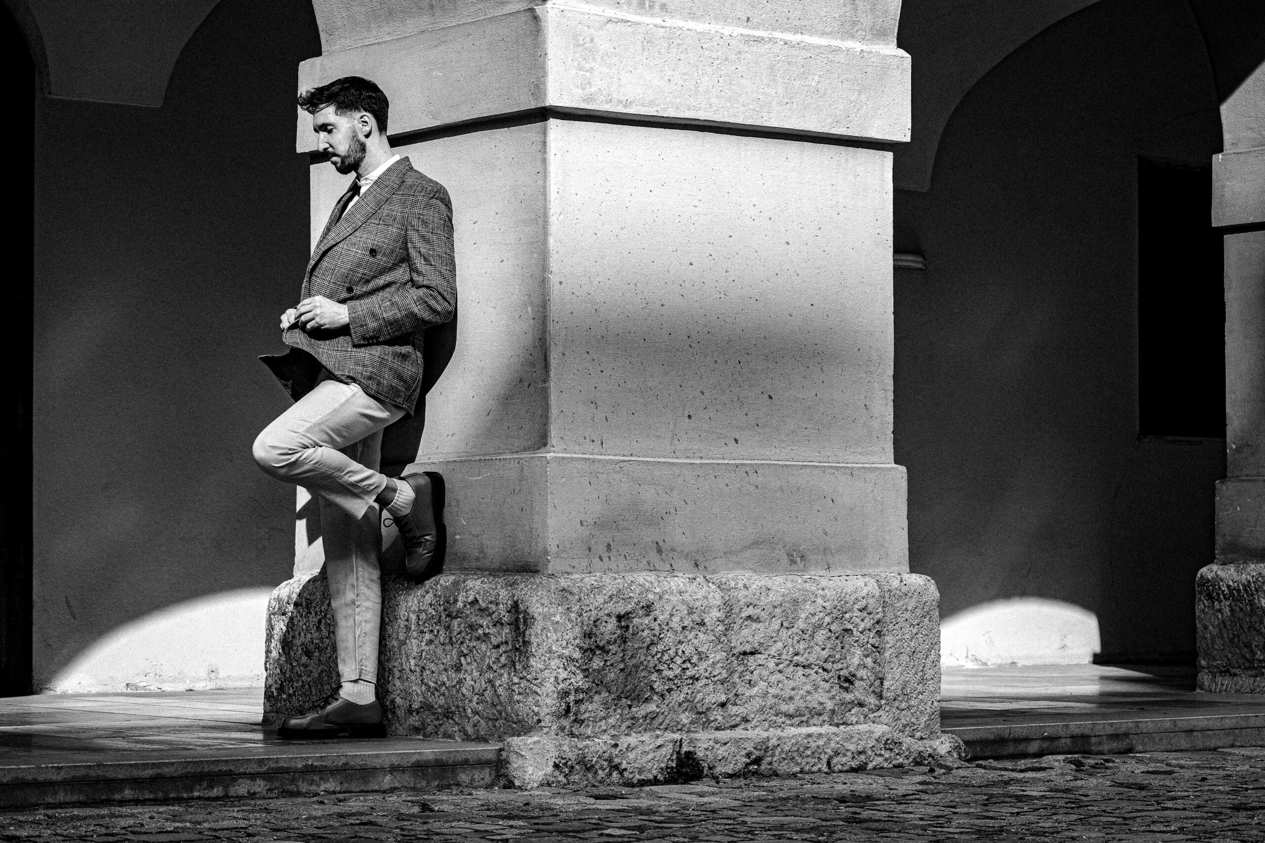 Poznaj odwieczne zasady stylu! Dowiedz się, jak wykorzystać techniki stylistyczne i uniwersalne zasady mody, by zawsze wyglądać elegancko.