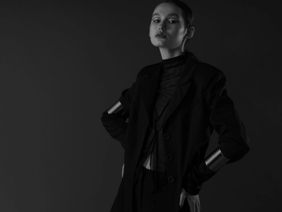 Total Black Look jak nosić czerń i wyglądać stylowo