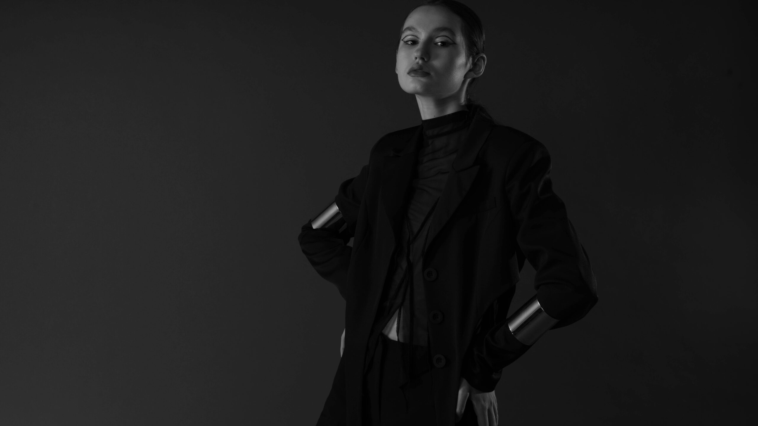 Total Black Look jak nosić czerń i wyglądać stylowo