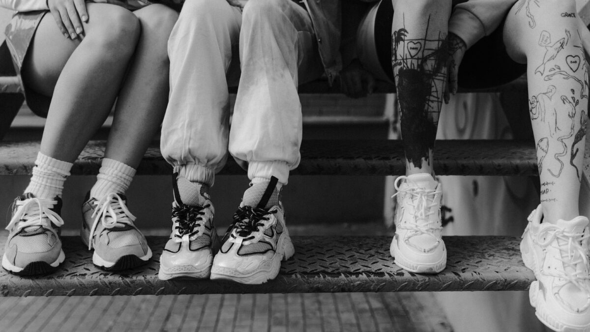 Z czym nosić trampki i sneakersy, przewodnik po sportowym szyku