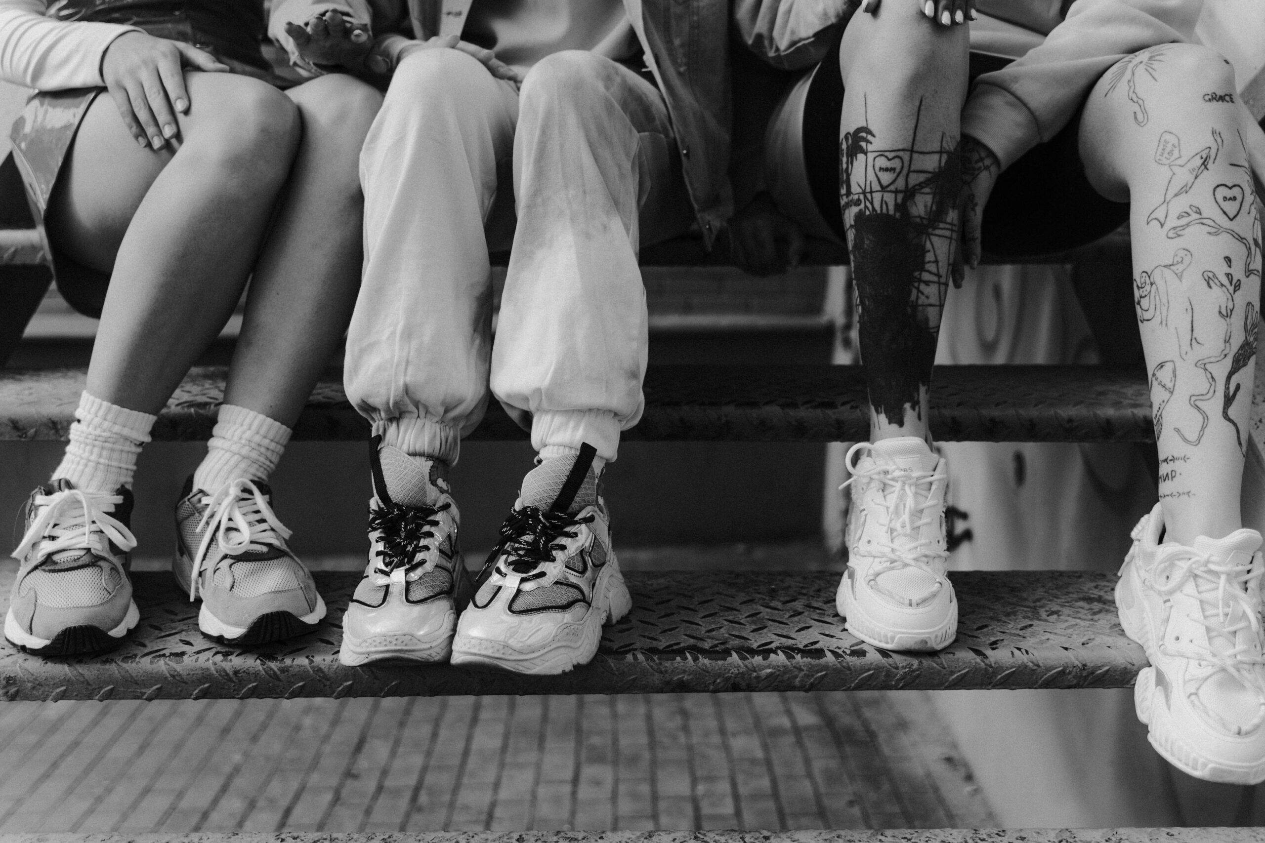 Z czym nosić trampki i sneakersy, przewodnik po sportowym szyku